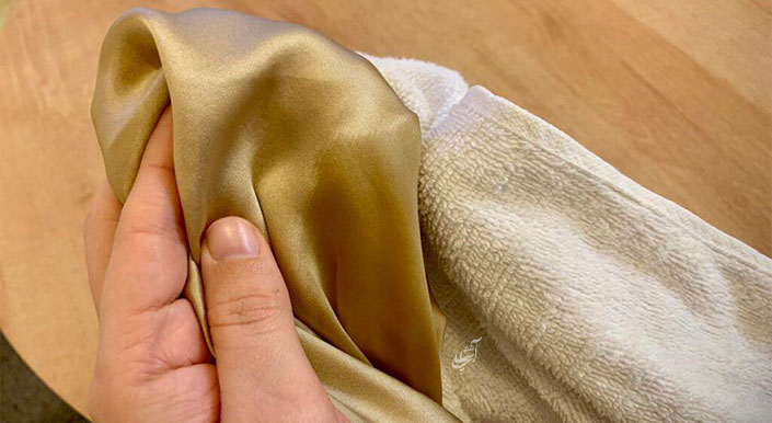 پارچه­‌های ابریشمی را با آب سرد بشوئید